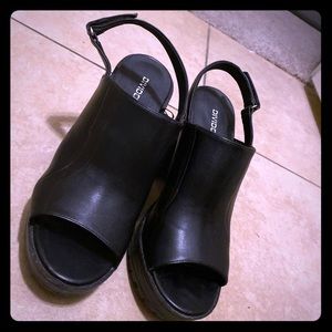 Comfort sandals with heels